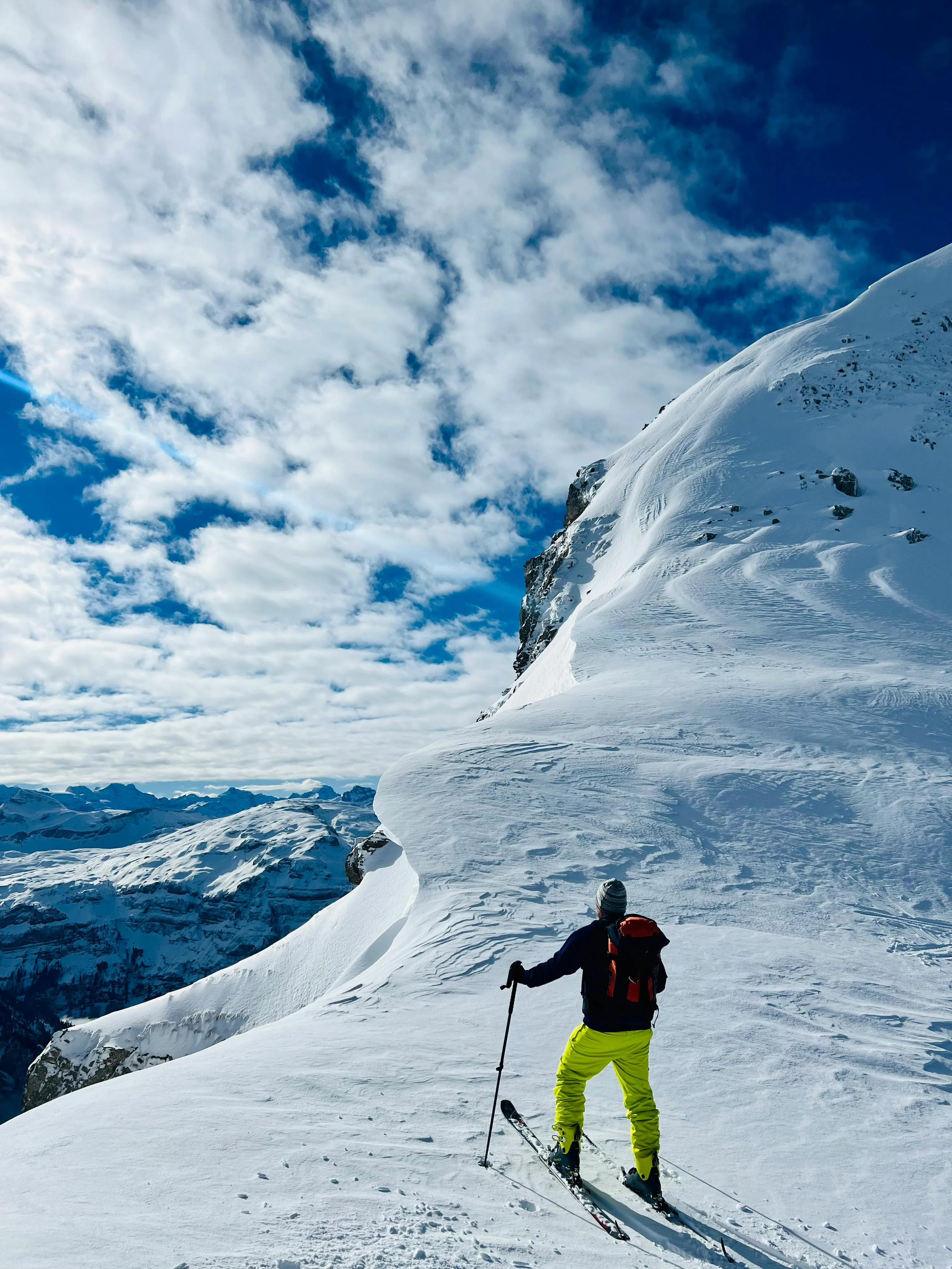 Advanced skier overlooking off-piste terrain in the 4 Vallées